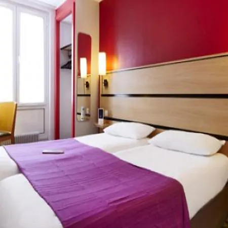 Kyriad 10 - Canal Saint Martin - République Hotel 3*