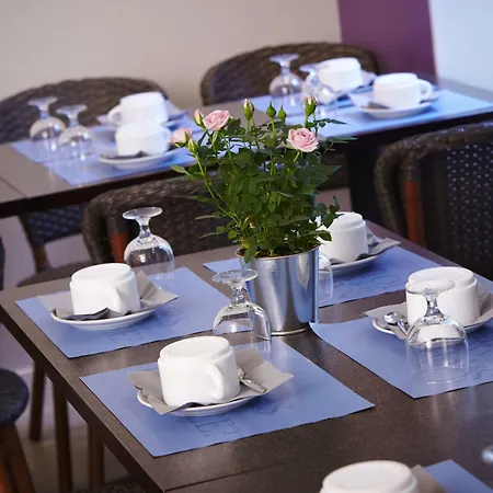 Kyriad 10 - Canal Saint Martin - Republique Hotel 3*