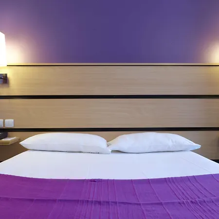 Kyriad 10 - Canal Saint Martin - Republique Hotel