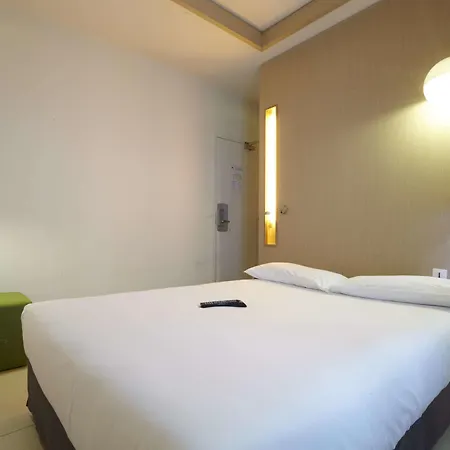 Kyriad 10 - Canal Saint Martin - Republique 3*