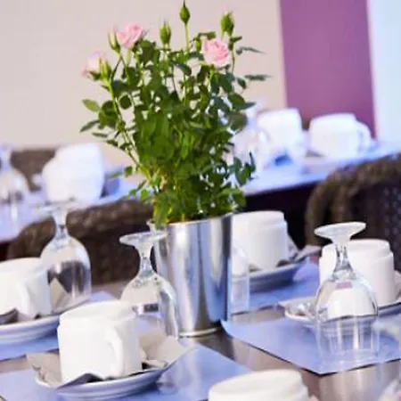 Kyriad 10 - Canal Saint Martin - République Hotel 3*