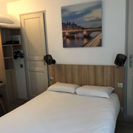 Kyriad 10 - Canal Saint Martin - République Hotel